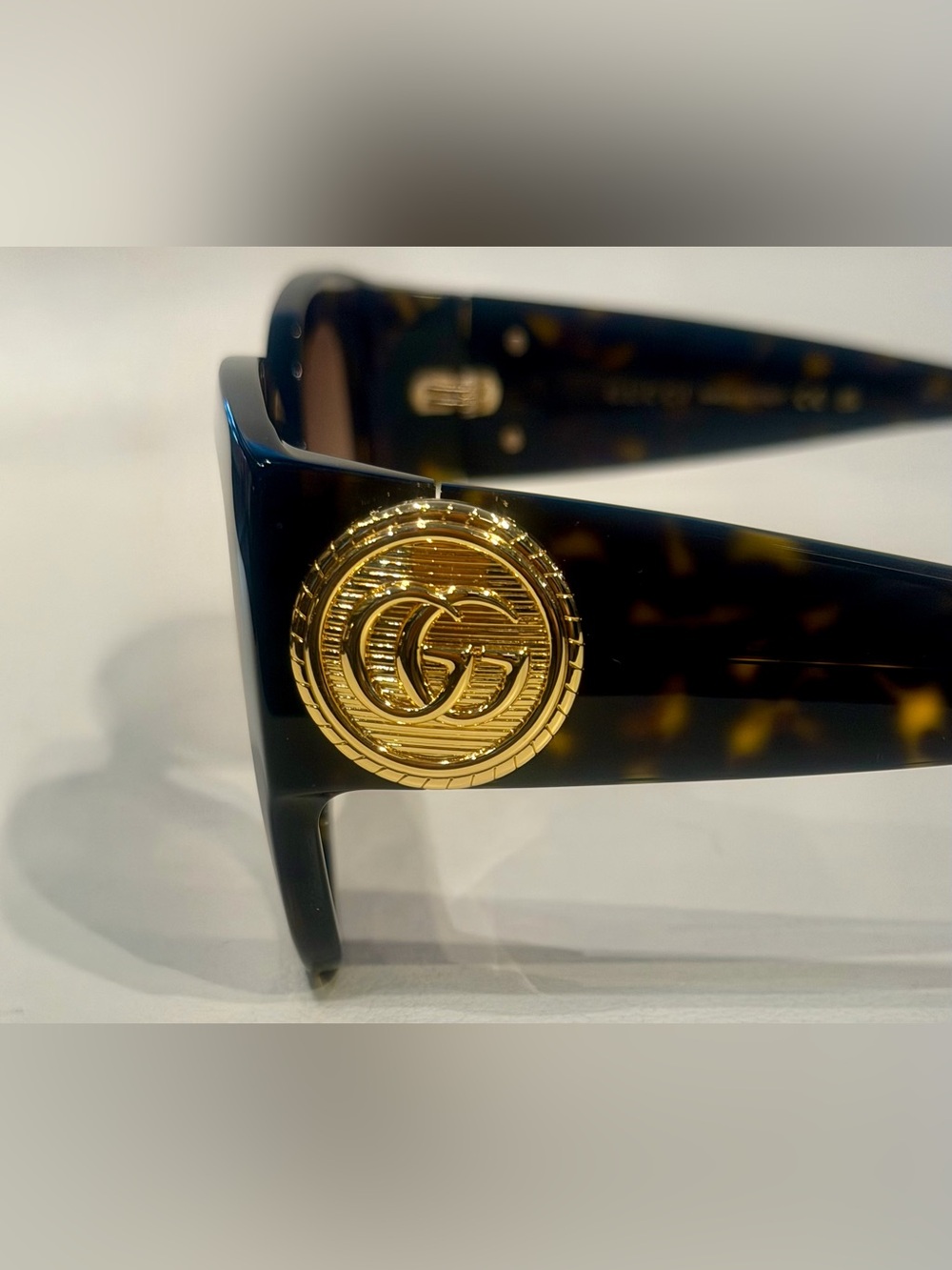 New Women’s Gucci Sunglasses - Picture 5 of 9